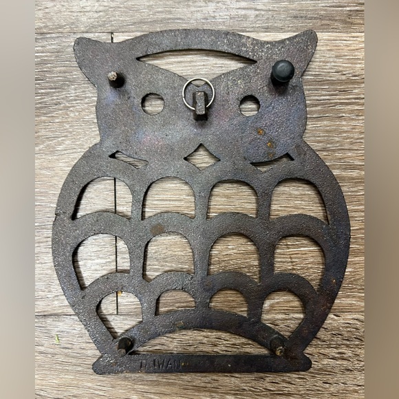 Vintage Cast Iron Owl Trivet or Wall Hanging Bronze Finish 7" x 6" Distressed - Picture 3 of 4